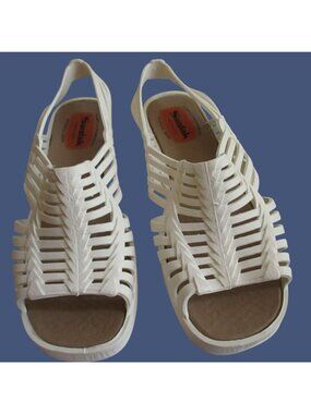 Vintage Womens Sandals 7 US 24 mexico Sandak Molded Rubber White Isabel NOS